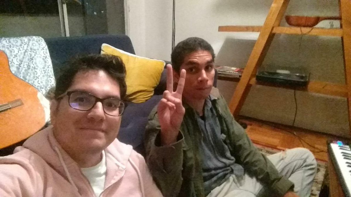 Pixees's tweet photo. foto de ayer junto a Esteban de @submarineh666 (Perú) me presto su laptop , teclados y programas para terminar un tema de @Ninonuclear <3.
antes de venirme a chile exporte mal los teclados y bueno a grabarlos otra vez. https://t.co/x5s00rIREY