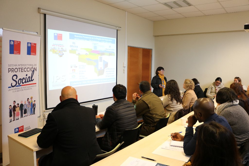 Gobernacionvalp's tweet photo. 🔵Equipo de la @GobernacionValp realiza #COTEP a funcionarios públicos de diversos servicios, con el fin de promover los canales de derivación, protocolos y requisitos de atención a migrantes, en la provincia de #Valparaíso. #ChileEnMarcha 🇨🇱 @MariaDelaPaz_R @IntendenciaV https://t.co/bVPIWfWdEr