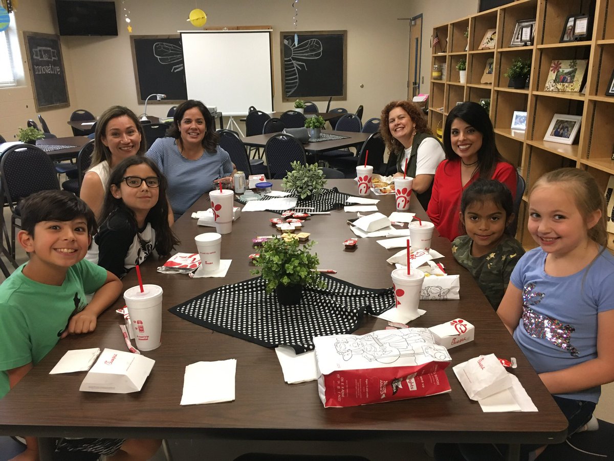 GuidanceEllison's tweet photo. @NISDEllison Specialists had a fun lunch with the Buzzfest winners. #ThisisEllison @nisdbeatricej11 @VickiSills https://t.co/beKnxYNn8D