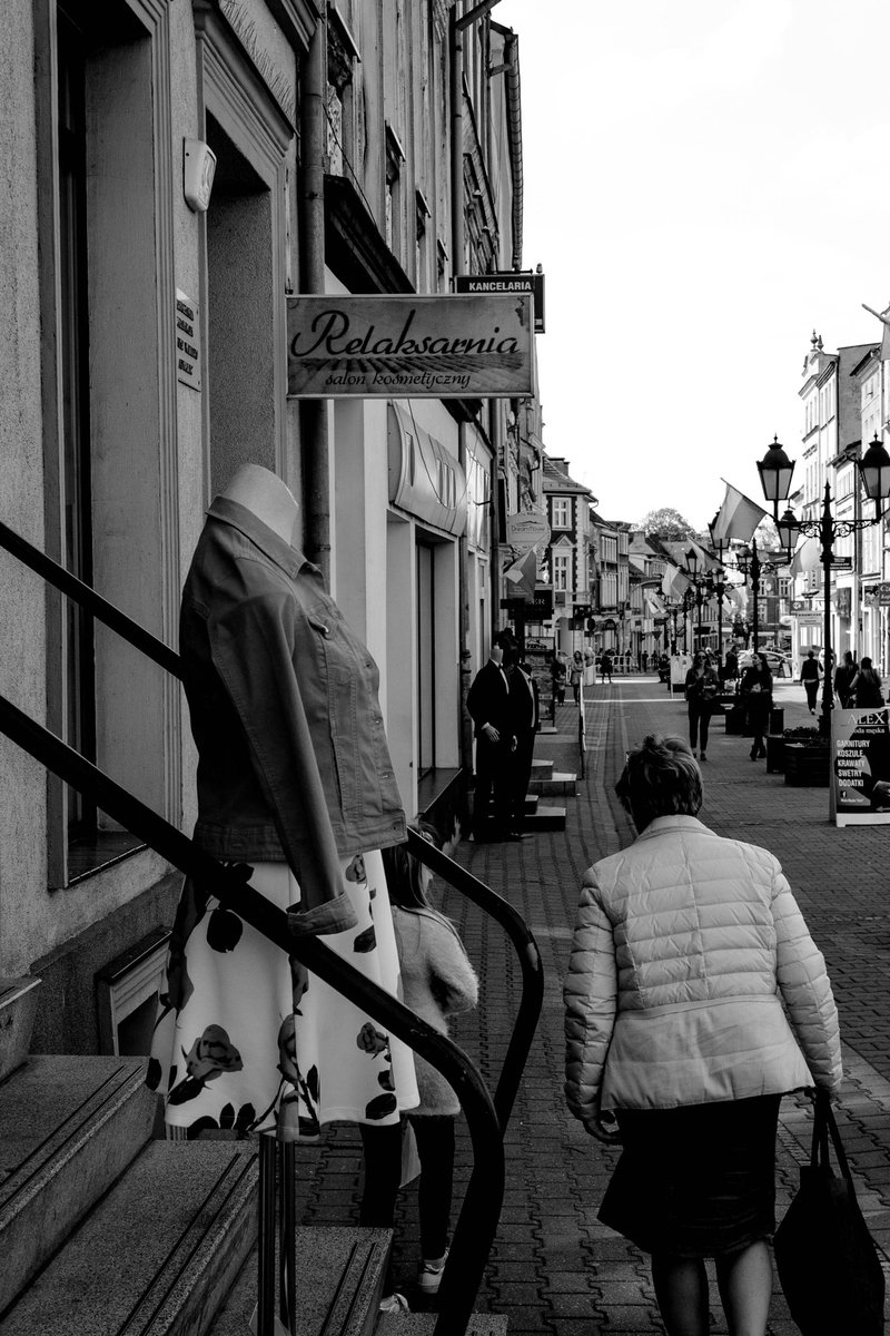 HillShots's tweet photo. Panie i panowie...
.
.
.
.
#manekin #panie #panowie #sukienki #garnitury #ludzie #miasto #ulica #moda #elegancja #garnitur #sukienka #streetphotographypoland #fotograf #fotografiauliczna #insta_bnwshots #bnw #bnwpoland #streetphotopoland #streetdogsofpoland https://t.co/1kuyUts5ak