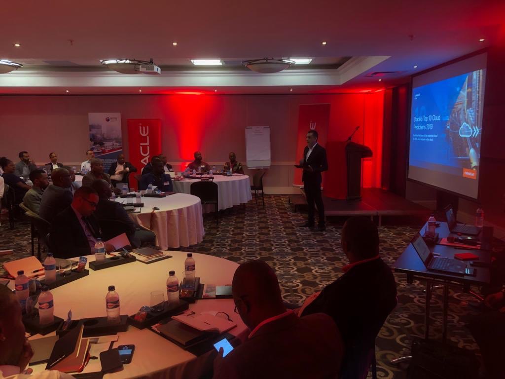 momsyru's tweet photo. Today we had the opportunity to discuss with @Oracle_Africa #Mozambique customers how they can become #data-driven #digital businesses 😎 #OracleTechnologyDay #FutureRunsOnCloud #Cloud ~ Obrigado aos meus colegas 👍🏽 https://t.co/6T2TLAWsha