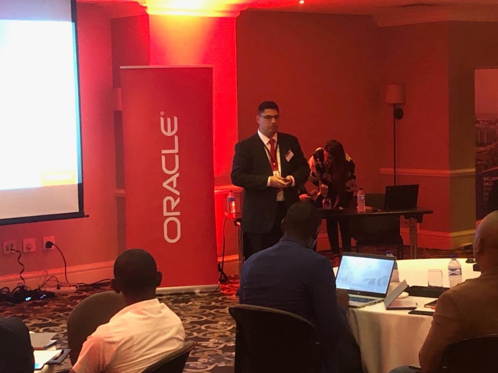 momsyru's tweet photo. Today we had the opportunity to discuss with @Oracle_Africa #Mozambique customers how they can become #data-driven #digital businesses 😎 #OracleTechnologyDay #FutureRunsOnCloud #Cloud ~ Obrigado aos meus colegas 👍🏽 https://t.co/6T2TLAWsha