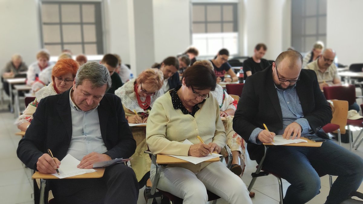 renatacaban's tweet photo. Dyktando #DURŚ  po śląsku. Pielęgnujmy lokalne kultury, języki i obyczaje. Nasze małe ojczyzny są dla nas najważniejsze. #WielkiWybór #PrzyszłośćPolski #KoalicjaEuropejska @nowoczesna @KObywatelskaPON #WyboryPE https://t.co/PVdmwjuBzr
