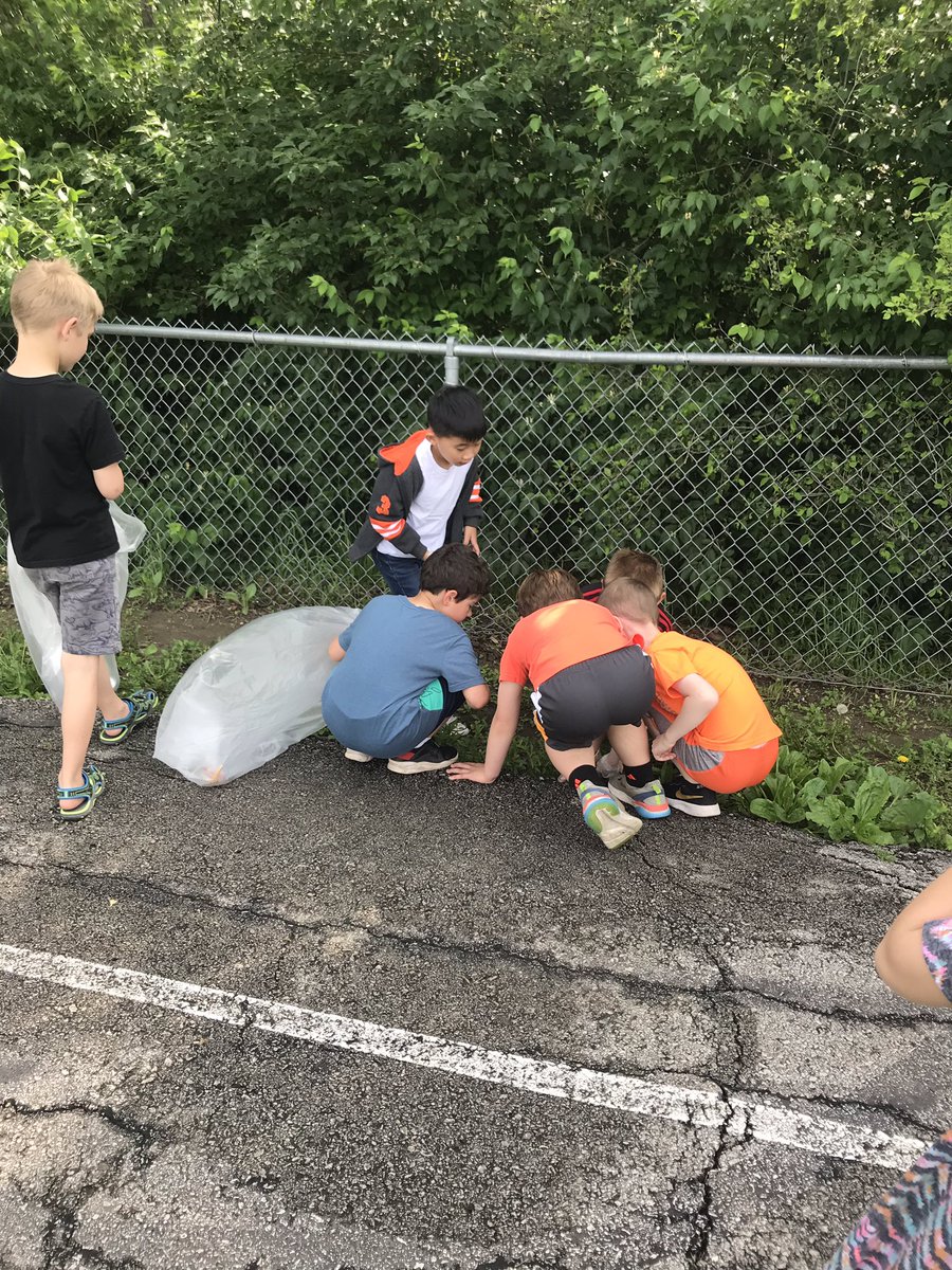 Tonya_Cogan's tweet photo. Working hard on our campus as a team picking up trash and cleaning up the wood chips. 
#LSServes #LSsharks #Lpsleads https://t.co/Pb87p4mPec