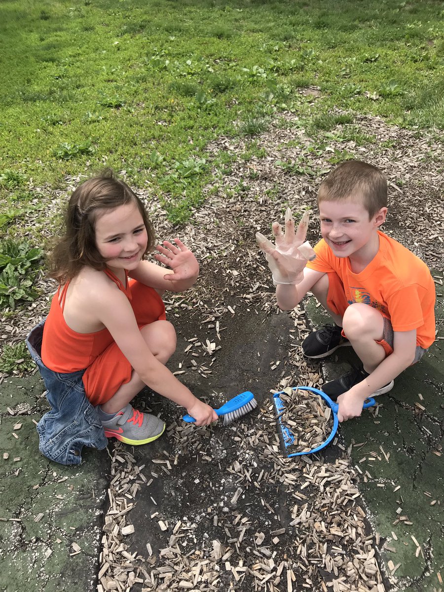 Tonya_Cogan's tweet photo. Working hard on our campus as a team picking up trash and cleaning up the wood chips. 
#LSServes #LSsharks #Lpsleads https://t.co/Pb87p4mPec