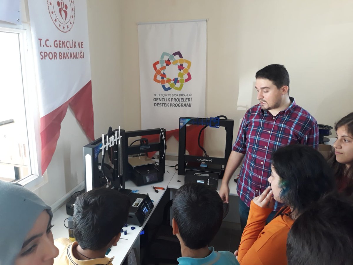 KarakopruO's tweet photo. Karaköprü Ortaokulu stem eğitiminde #gencstem #ziyaselçuk #stem #maker #2023eğitimvizyonu https://t.co/lZevWFq18U