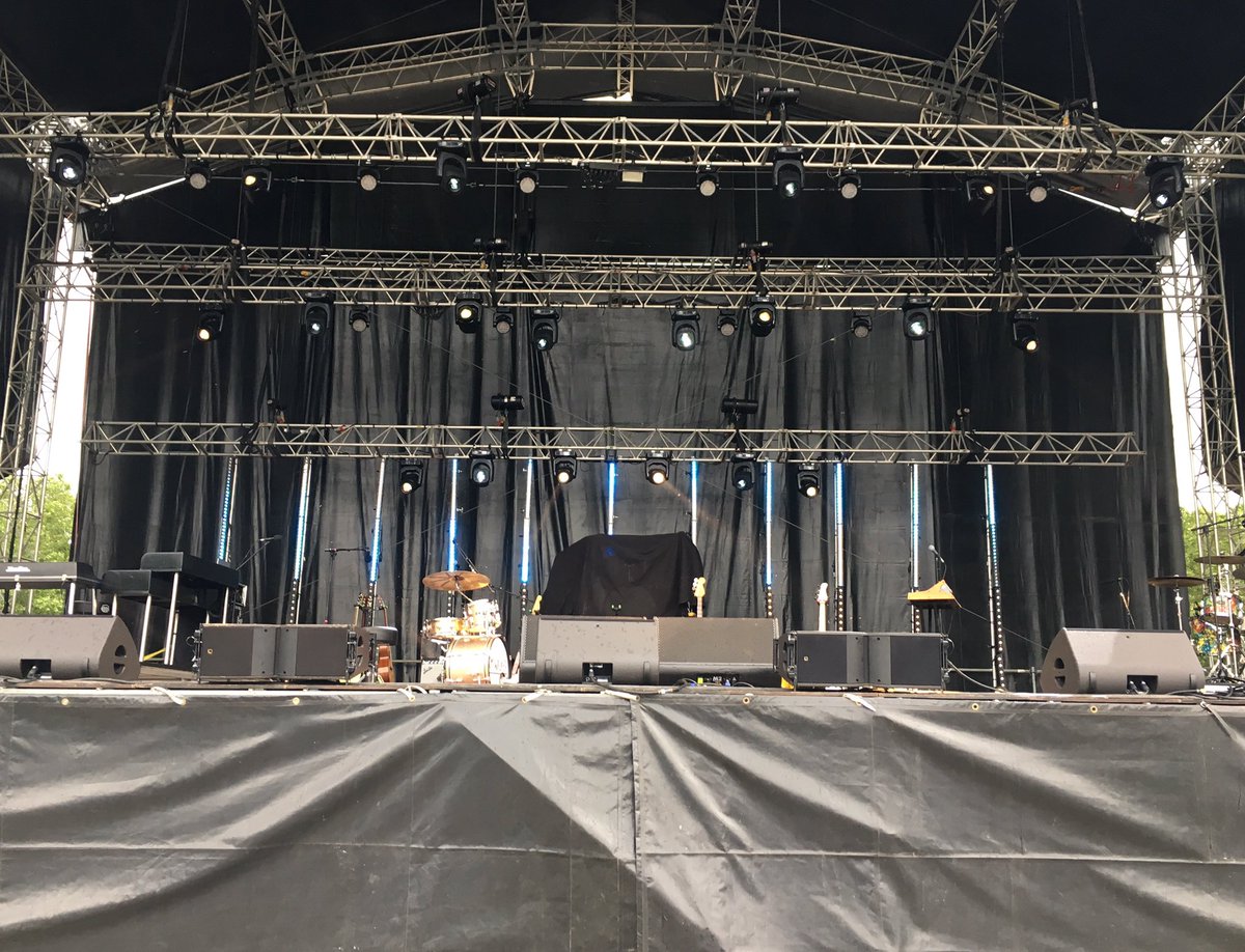 tiibet_mfc's tweet photo. So waited to see this view #mikalive #wisfest #icecream tonight 🎤🎸🍦🍦🍦 https://t.co/THRBnlG4xa