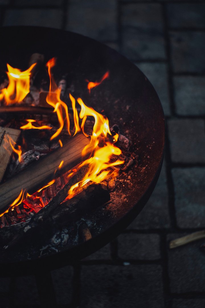Cleanfireplace's tweet image. Not all firewood is equal! Hardwoods (i.e. ash &amp;amp; oak) is best for longer, lower heat fires, and softwoods (i.e. conifers) are better for faster, higher heat fires. #FireFacts #FireplaceFacts [bit.ly/2VT1wsF]