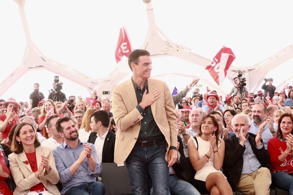 sanchezcastejon's tweet photo. ¡Gracias, #CastillaYLeón! Hoy en Valladolid se notaban las ganas de ganar. Tenemos que ganar y gobernar. Necesitamos todos los votos para hacer a @luistudanca presidente y seguir cambiando Valladolid con @oscar_puente_.
¡Estamos muy cerca!#HazQueGaneElFuturo🌹 #AhoraCastillaYLeón https://t.co/KjsnAeQJKC