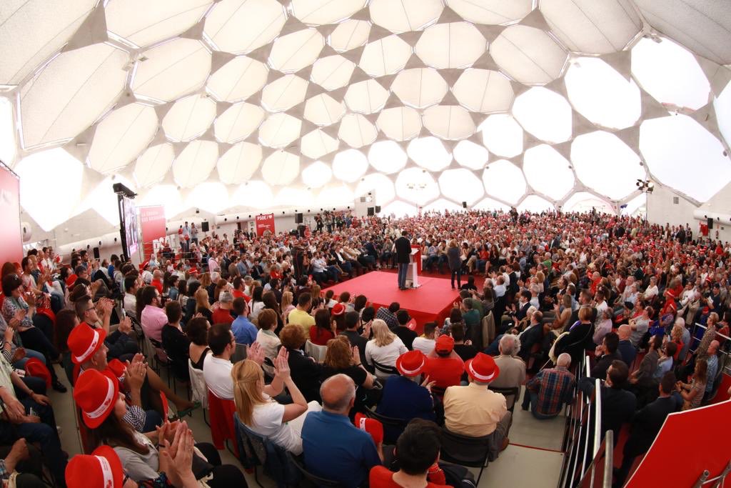 sanchezcastejon's tweet photo. ¡Gracias, #CastillaYLeón! Hoy en Valladolid se notaban las ganas de ganar. Tenemos que ganar y gobernar. Necesitamos todos los votos para hacer a @luistudanca presidente y seguir cambiando Valladolid con @oscar_puente_.
¡Estamos muy cerca!#HazQueGaneElFuturo🌹 #AhoraCastillaYLeón https://t.co/KjsnAeQJKC