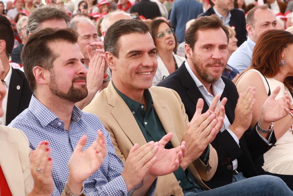 sanchezcastejon's tweet photo. ¡Gracias, #CastillaYLeón! Hoy en Valladolid se notaban las ganas de ganar. Tenemos que ganar y gobernar. Necesitamos todos los votos para hacer a @luistudanca presidente y seguir cambiando Valladolid con @oscar_puente_.
¡Estamos muy cerca!#HazQueGaneElFuturo🌹 #AhoraCastillaYLeón https://t.co/KjsnAeQJKC
