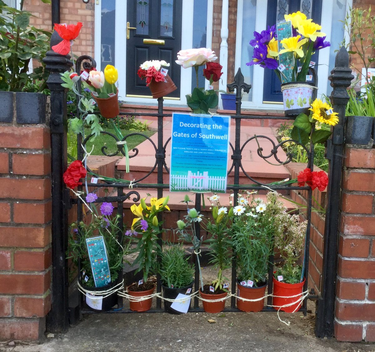 nicketynickt's tweet photo. @southwellff Gate Decorated. Come you Southwell people - join in. #gatedecoration #gtsf https://t.co/iMk7wpgFXD