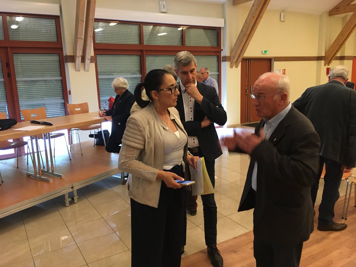 r_viotti's tweet photo. A #couternon @KhattabiF reçoit la visite de Madame la députée Yolaine de courson, rapporteur du projet de loi portant création de l’agence nationale de cohésion des territoires(ANCT). Présentation de l’agence aux maires présents ce soir. Guichet unique pour des projets locaux. https://t.co/gwIU0YphaL