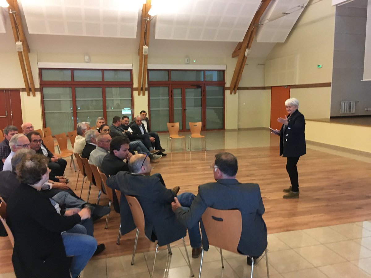 r_viotti's tweet photo. A #couternon @KhattabiF reçoit la visite de Madame la députée Yolaine de courson, rapporteur du projet de loi portant création de l’agence nationale de cohésion des territoires(ANCT). Présentation de l’agence aux maires présents ce soir. Guichet unique pour des projets locaux. https://t.co/gwIU0YphaL