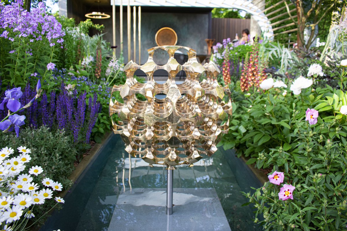 MartynWhiteLDN's tweet photo. What a privilege to have the opportunity to walk the gold award winning @chrisbeardshaw garden at @The_RHS featuring incredible works by @camerondesign and @TomFaulkner
#camerondesignhouse #tomfaulkner #rhs #rhschelseaflowershow #showgarden #flowers #floral #garden #gardening https://t.co/dYnfgP93eR
