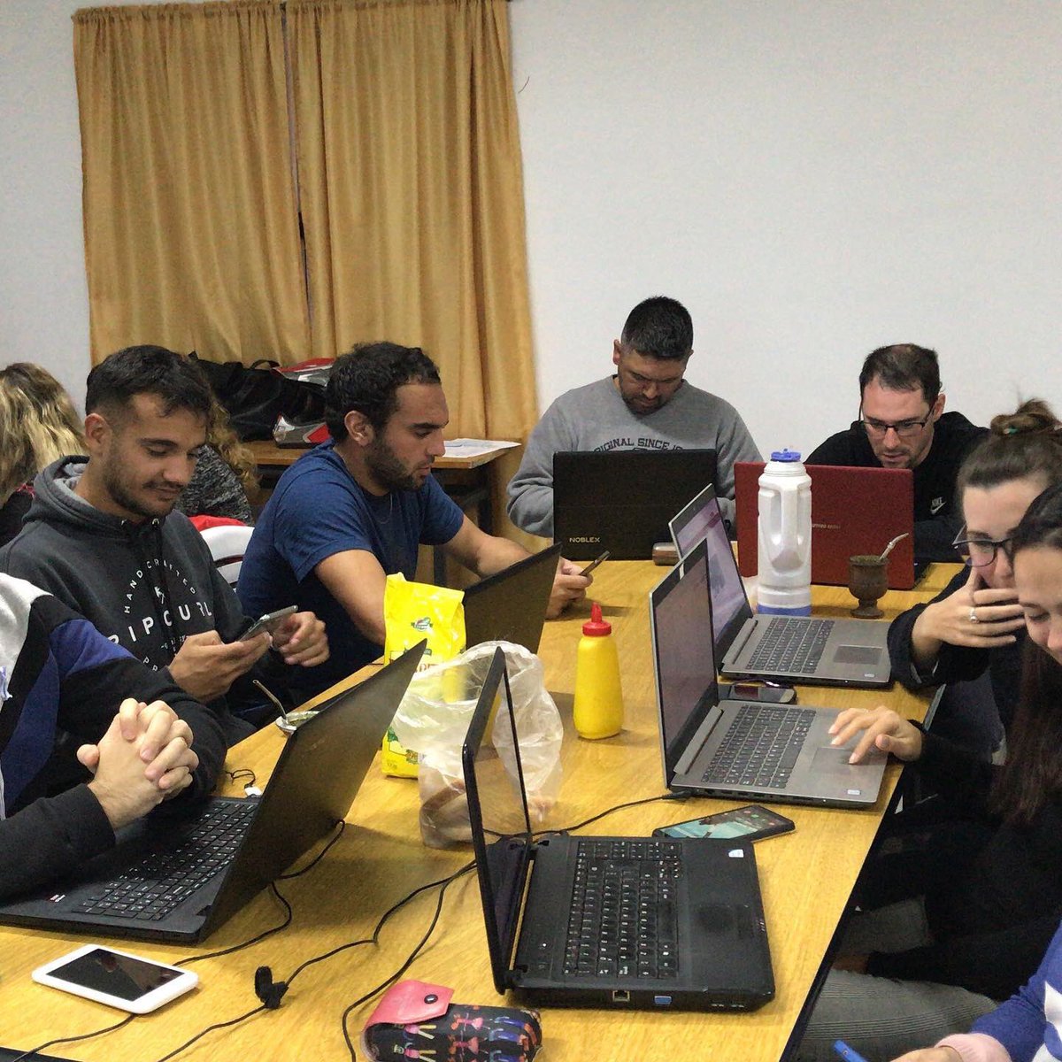 ciiehenderson's tweet photo. Primer encuentro de Narrativas digitales con ABP. Capacitadora @moni_ehernandez @VicZorraquin @BaheDfc https://t.co/h2hSdkF9gd