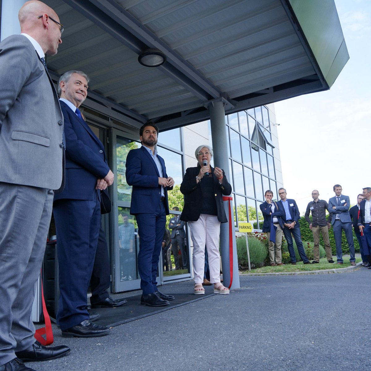 GrandReims's tweet photo. Inauguration au cœur du pôle technologique #Farman du centre d’affaires #Crystalide : domiciliation, location de bureaux ou encore #coworking, #Crystalide permet aux Start-up et entreprises de créer ou #développer leurs activités sur le territoire ! https://t.co/wn3ee7BaBS