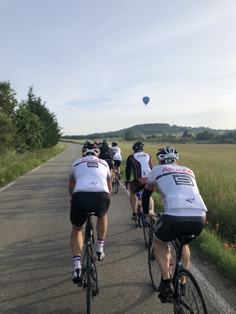 [📸] Le #MontVentoux était un rêve 💫 pour nombre de nos clients #Entreprises et #Institutionnels 🚵‍♂️🚵‍♂️🚵‍♂️💨💨 Job is done 😁🥳 ✅ 💪👏   Ravi d’avoir souffert #ensemble 🥵🤩#ArkeaVentoux #1909m #108km #2550m D+ #cyclinglife #créerdulien #malauxjambes