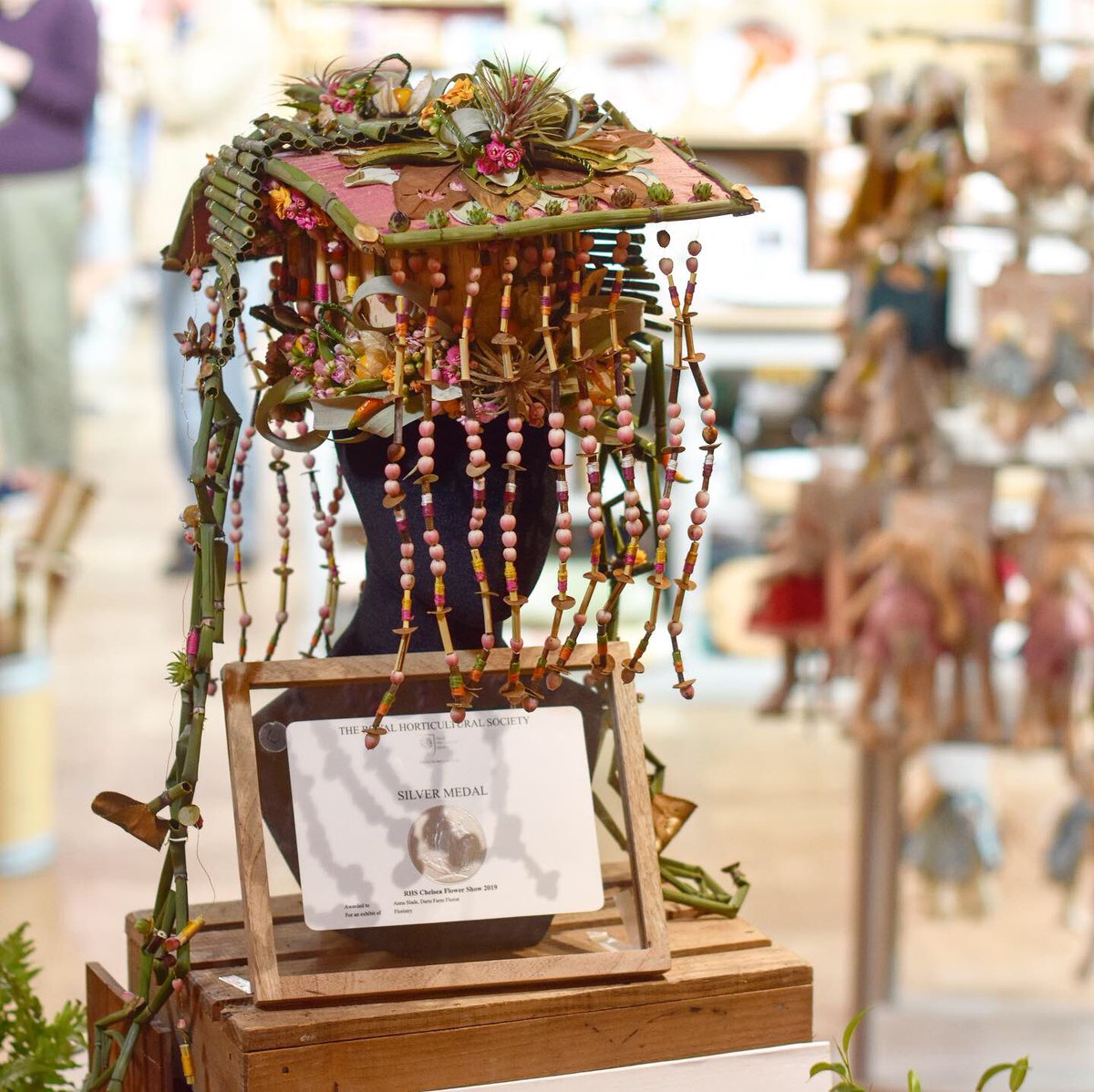 dartsfarm's tweet photo. This weekend, come and see Anna’s silver award winning flower crown which has just returned from RHS Chelsea Flower Show. We’re so proud of Anna and her fantastic achievement!

#dartsfarm #chelseaflowershow #floristoftheyear #rhs #farmshop #flowershack #florist #growingthepassion https://t.co/6RhLkDtrpx