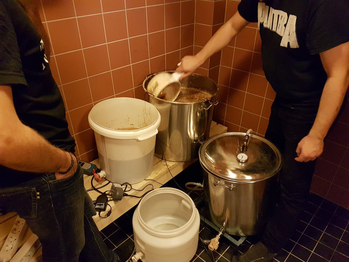 brewtacon's tweet photo. Mäskäyksen aluksi poista mäski ja kiinnitä suodatin. #bazookaonirti #stoutlone https://t.co/x3lT9WbM4f