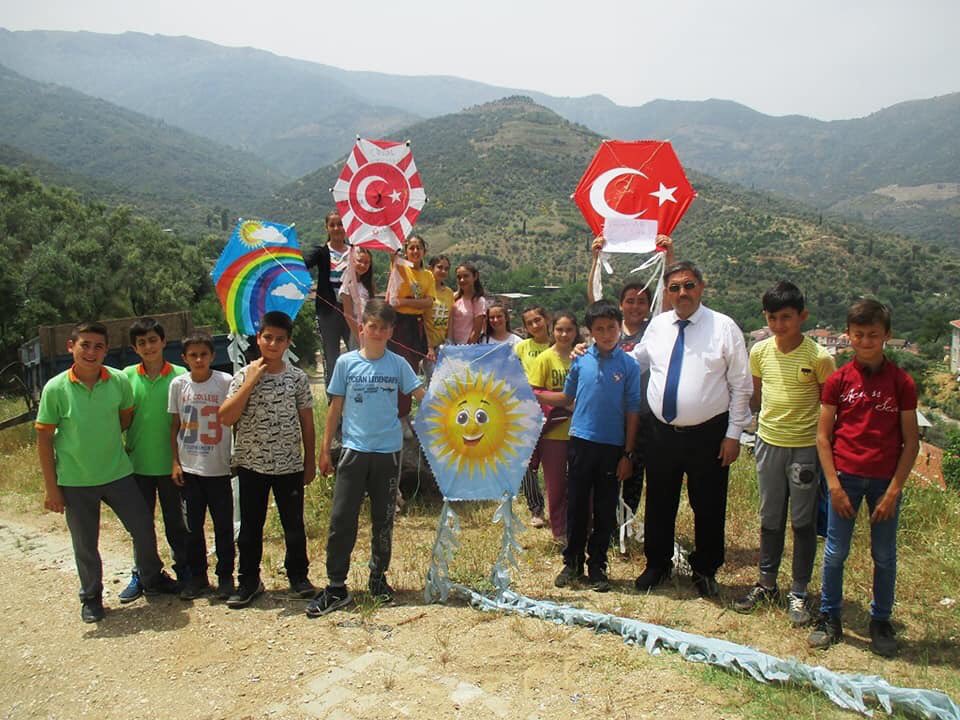 BademliStem's tweet photo. Bademli Top Tepesinde, uçurtmalarımıza "Yalan Söyleme, Doğru Dürüst Ol, Kadına Şiddete Dur, Cinsel İstismara Son, ..." değerlerimizi yazdık uçurduk. Değerlerimize dikkat çekmek istedik, eğlendik...
#stem #stemforkids #stemandmakers #stemeducation #maker https://t.co/OErL5cfJsz