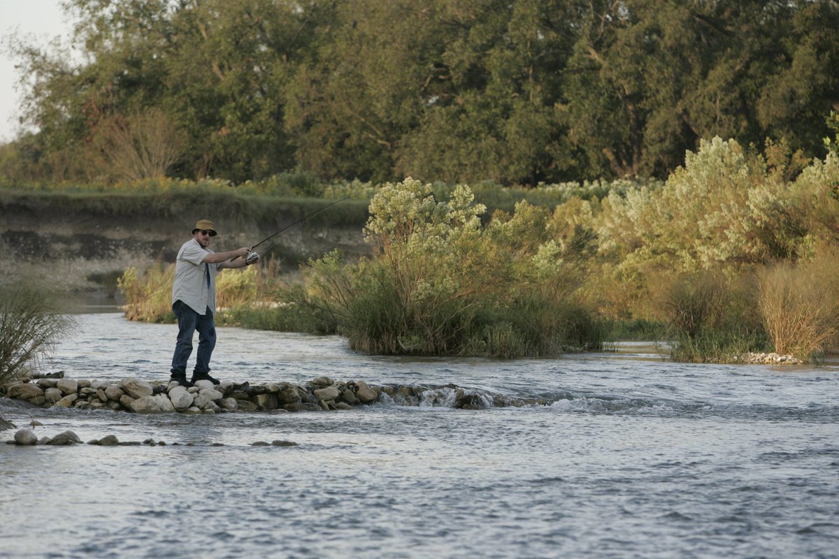 #FreeFishingDay idea: Fish &amp; paddle on a Texas river. TPWD leases private land to provide fishing access to the public on nine scenic rivers. Anglers and paddlers can use these areas for fishing and launching kayaks &amp; canoes - no license needed June 1! bit.ly/FreeFishingDay…