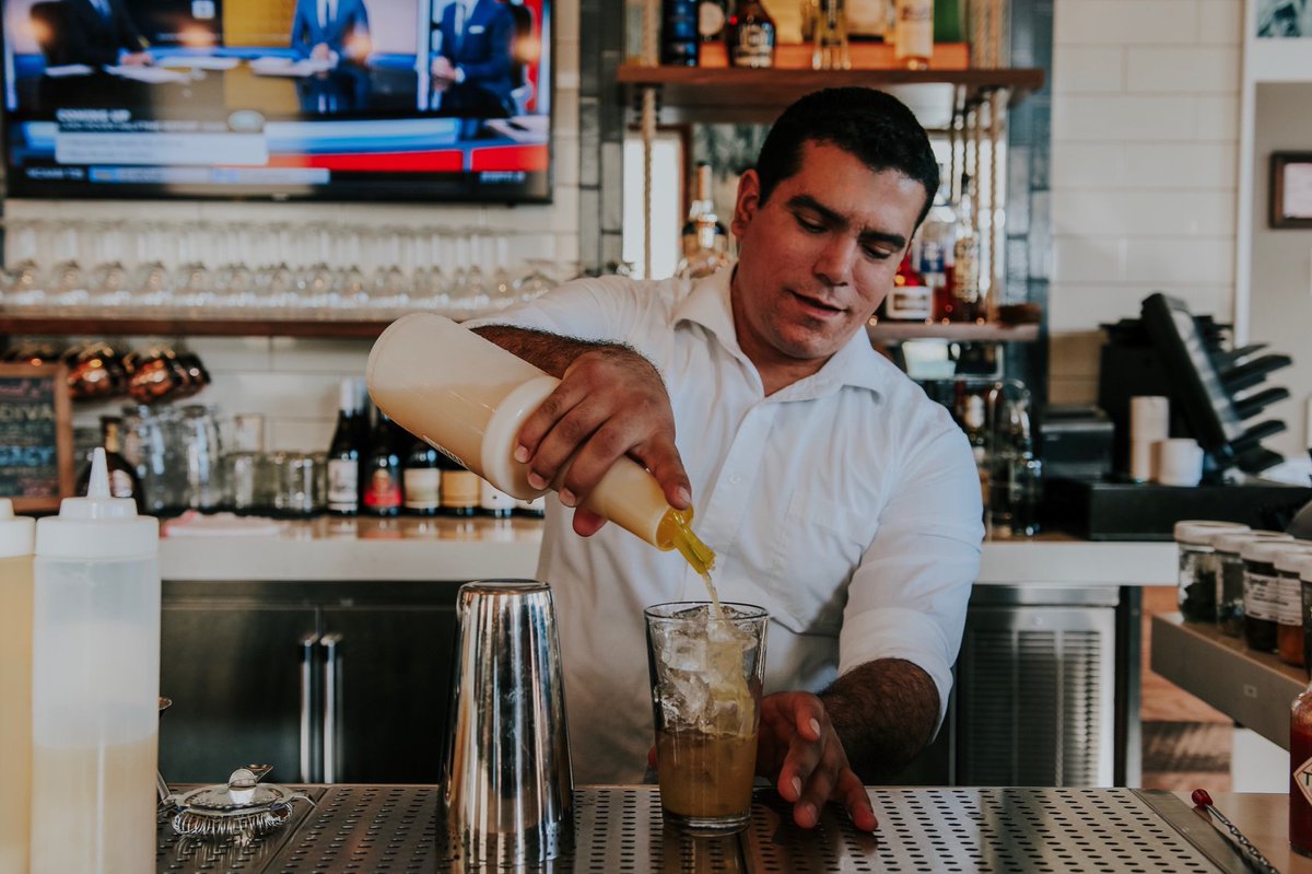 🍻 The weekend is almost here and we’re serving up handcrafted crafted cocktails made with the freshest ingredients! #BluewaterGrill