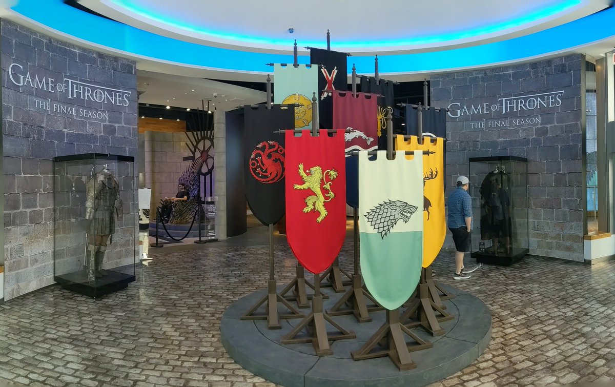 cshimala's tweet photo. Game of Thrones fans in Chicago! Stop by the @ATTMichiganAve store for some cool interactive exhibits and props from the show! I really enjoyed the Defend The Wall VR experience. #GameOfThrones #GOTatt https://t.co/tsv4c91Q8v