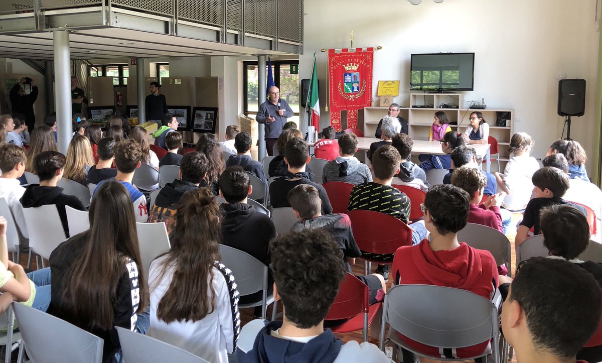 LegambienteLomb's tweet photo. Today we deliver to the students of Seveso the water bottles of the project @waste4think thanks to @EU_H2020 @EU_Commission: reduce plastic and waste by drinking tap water! #plasticfree #zerowaste #recycling https://t.co/ydujKT7Ndv