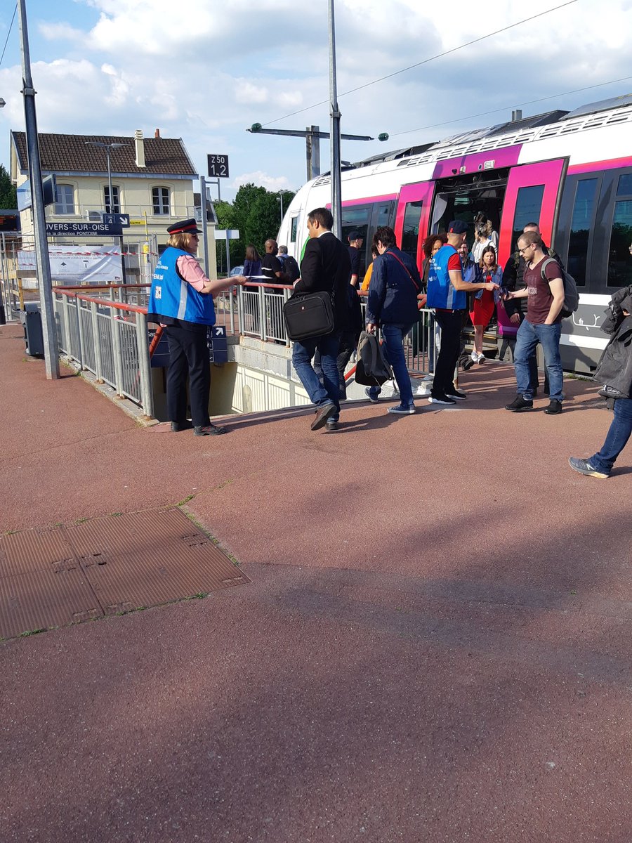 OrbanLaurent1's tweet photo. Les Eml en gare de Valmondois informent les usagers sur les travaux à venir entre Valmondois et Persan-Beaumont. 
@LigneH_SNCF @EML_LIGNEH 
#TeamH @DavidDERYCKERE @cecderv @Zidani_Redoine @AydemirHarry @BertrandEml https://t.co/ON0dpuejbl