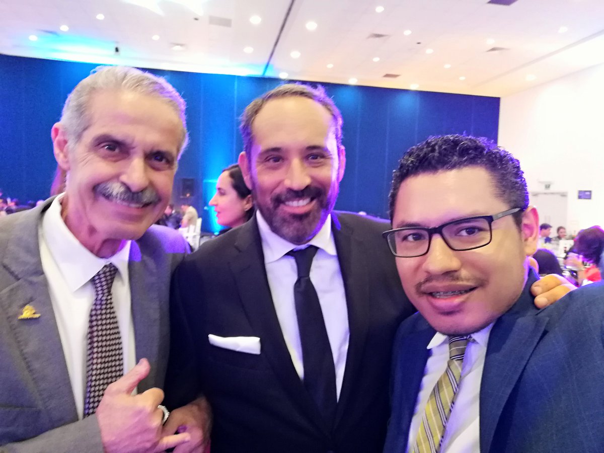 JCRodriguez_SLP's tweet photo. Una noche de encuentros con los amigos en la Cena de Gala Empresarial Canaco 2019. Siempre un gustazo intercambiar ideas y proyectos. #CenaDeGala2019 #CanacoSLP https://t.co/X5cnozWJj5