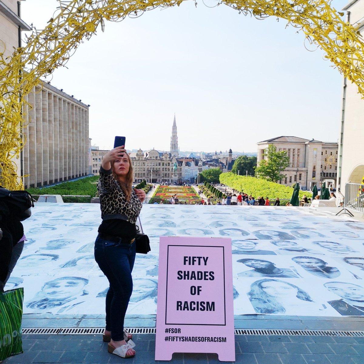 Mateusz's tweet photo. Photo de touriste(s) #fiftyshadesofracism (@ Mont des Arts in Brussels) https://t.co/3W7tftkUtJ https://t.co/mNrNPps9sl