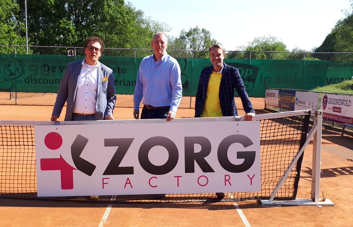 Zorgfactory Dr. v Leeuwentoernooi. Dat is de nwe naam van het tennistoernooi van LTC Emmen. Het bedrijf is de nwe hoofdsponsor vh toernooi. Vrijdagmiddag is het contract ondertekend Het bedrijf ontzorgt opdrachtgevers met oplossingen op het gebied van flexibele arbeid in de zorg.