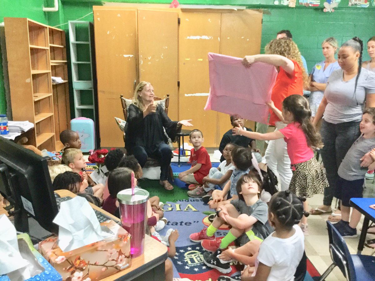 Caringplace3's tweet photo. We’re happy and sad today. This is our last day of Kindergarten, and our teacher is retiring after 40 years of teaching. She told us: “you will do great things!” @EmilyBoatright @APS_SmithAP @pointsbyPortee @ptyut1999 @APS_SmithPTA https://t.co/q8s7NNq97a