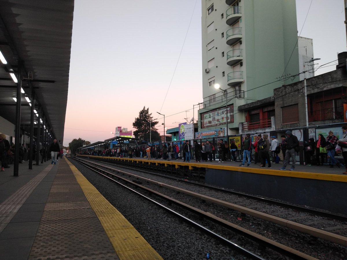 TrenSanMartinHT's tweet photo. RT @SomosConurbano: #ALERTA SE LEVANTÓ EL PARO DE TRANSPORTE DE MAÑANA
#SelevantóElParo de transporte que había sido lanzado para este sábado. 
De este modo, circularán trenes, #subtes y #colectivos el #25DeMayo. 
#Transporte #TrenSarmiento #TrenSanMarti… https://t.co/pS23eANLU8