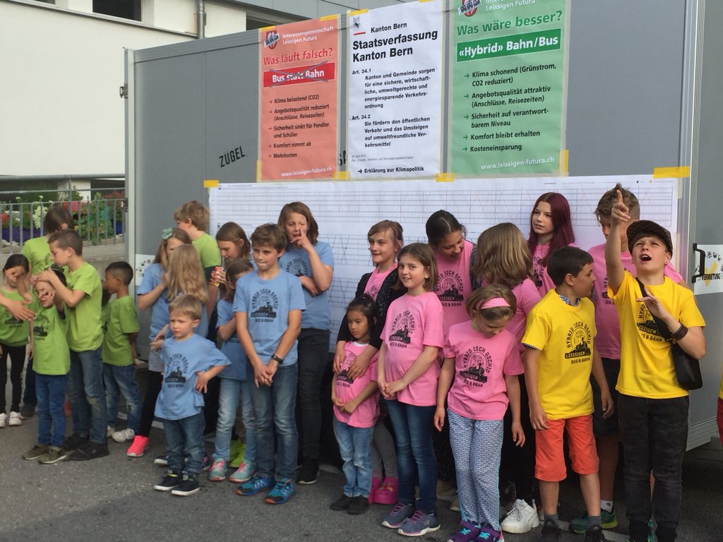 BjoernZern's tweet photo. Auch hier demonstrieren die Schüler gegen die merkwürdige #klimapolitik im @kanton_bern #FridaysForFuture #ClimateStrike #Klimastreik #Klimanotstand https://t.co/mqDy7JX8S0