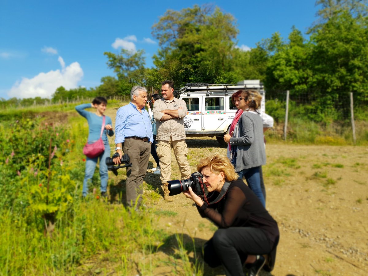 Montemaggio's tweet photo. Today, the journalists attending the #vignaiolidiradda event passed through our vineyards on the #offroad tour
🌱🍇🌱
They also passed via
- #caparsa
- @monterinaldi
🍷
@chianticlassico @burde @FoodieWineLover @JessycaLewis @SorchaHolloway @jillbarth @Wineclubitaly @CaraMiaSG https://t.co/2YgCqGiLjK