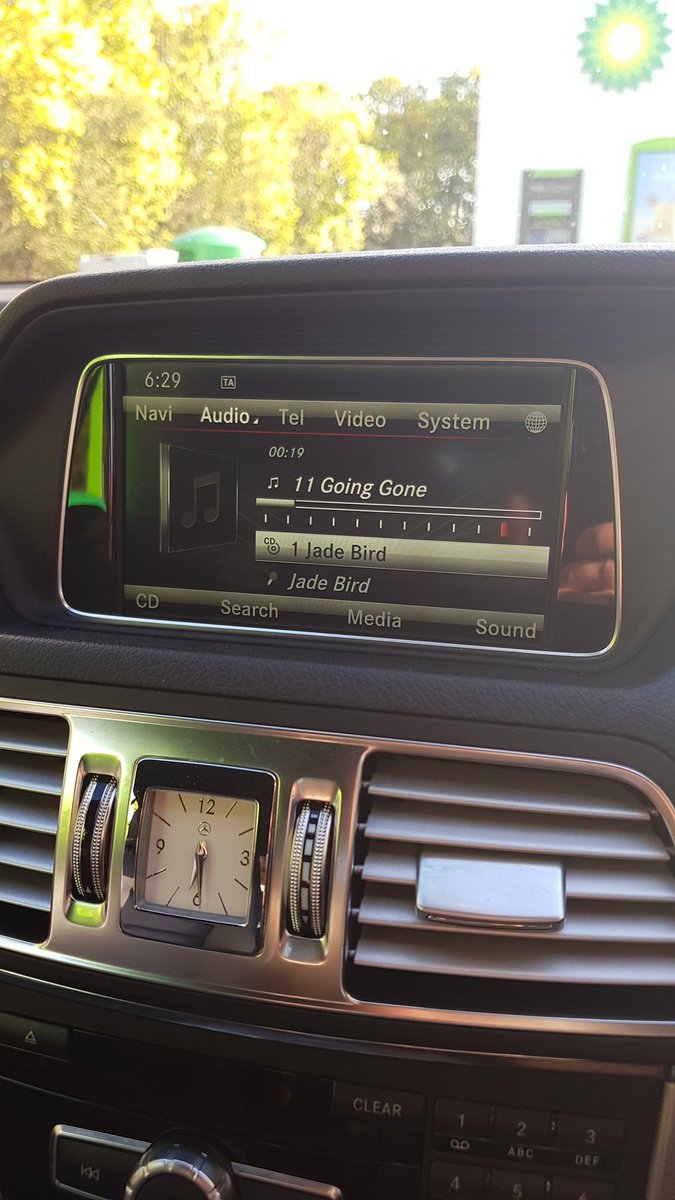 BobBallard15's tweet photo. Off to the airport who better to get you in the mood...#jadebird #goinggone 🛫⚡⚡ https://t.co/ZjtBF1XoQn