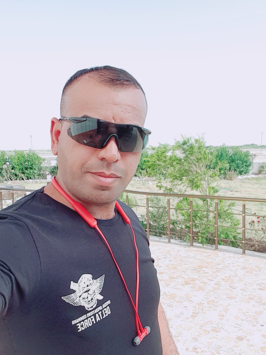 وكأنك أنبّت عِشقك في جُوف صدريّ وأسقيتهُ حتى إشتدّت جُذورك ثبّاتاً في أعمْاقي ...
#غصة_قلم