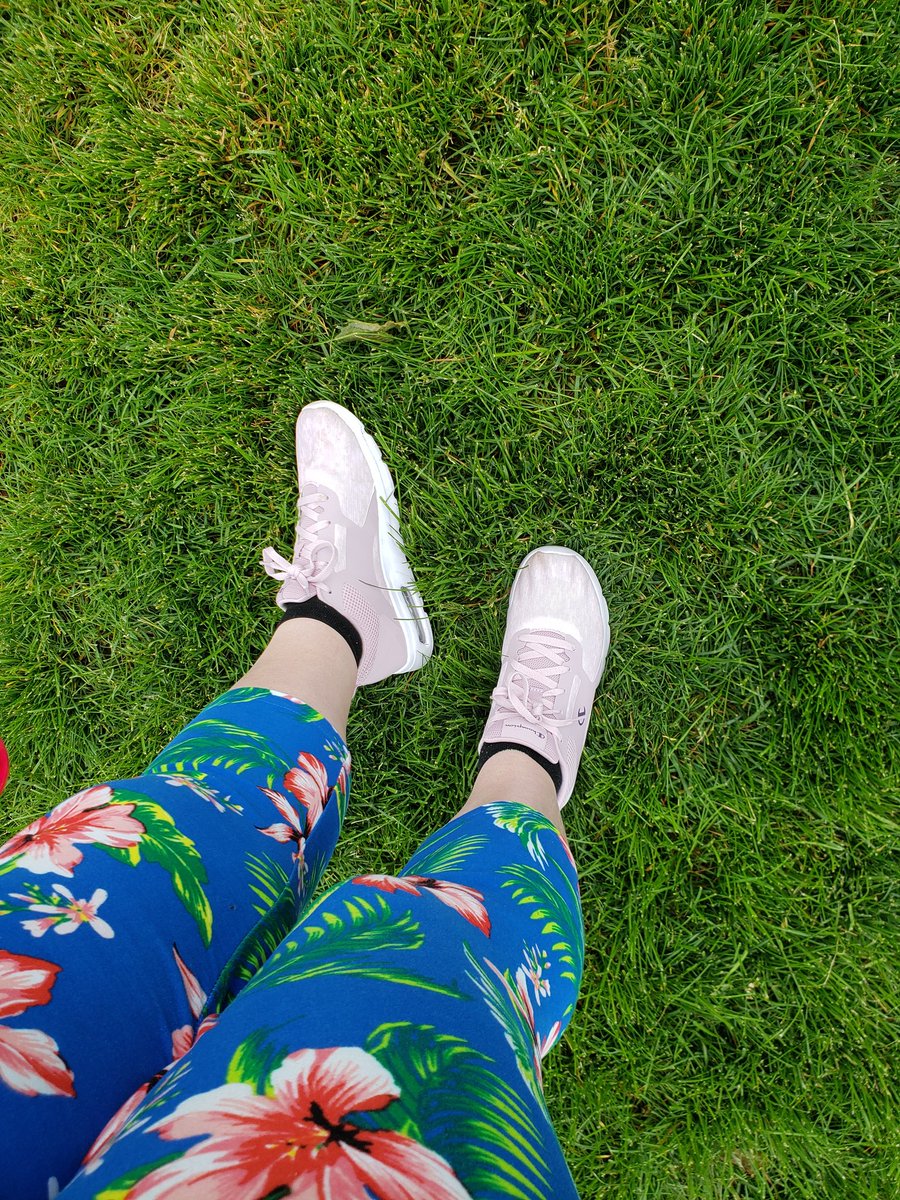 awretchedkitten's tweet photo. Seriously loving my new tennis shoes and these super comfy leggings. #ComfyFriday 💖😍 https://t.co/V1Lkj4JHu8