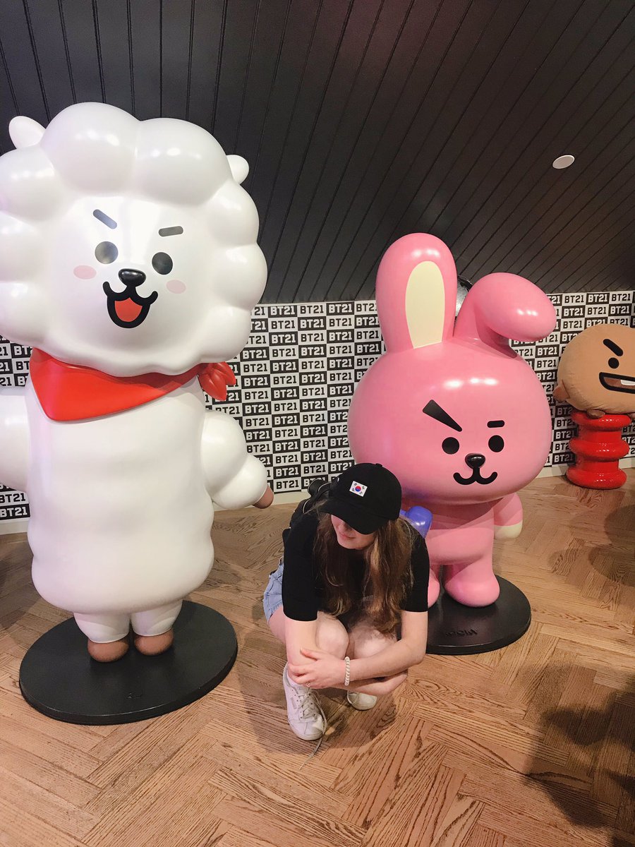 namjooonie0519's tweet photo. studying is boring so lemme share some pics from the #BT21 store in NYC

#linefriendsNYC #bts #rj #cooky #shooky #koya #tata #chimmy #mang https://t.co/GwnecbP8Ju