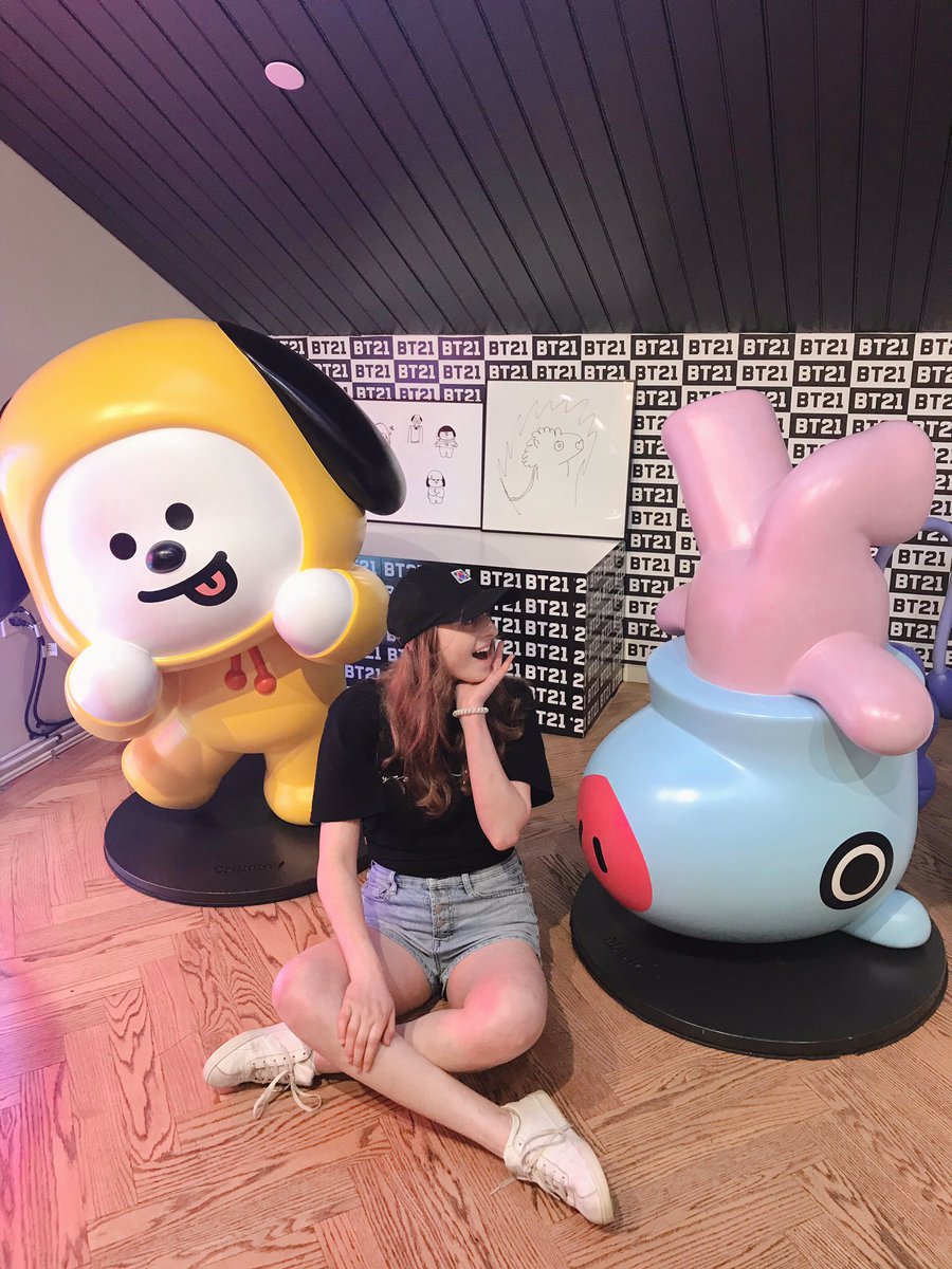 namjooonie0519's tweet photo. studying is boring so lemme share some pics from the #BT21 store in NYC

#linefriendsNYC #bts #rj #cooky #shooky #koya #tata #chimmy #mang https://t.co/GwnecbP8Ju