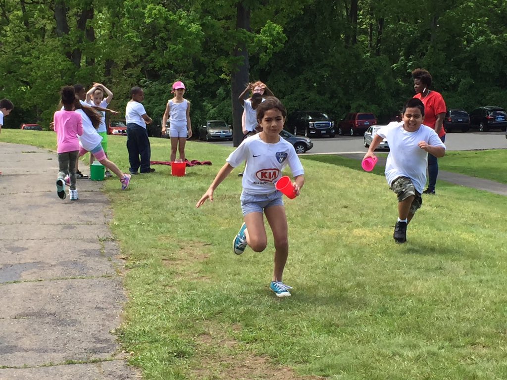 b59kmontReading's tweet photo. Ms. Strickland and Ms. Seaha’s second graders participating in The Leaky Cup on Buckley Field Day!@MPS_Buckley @mpspride https://t.co/5ZD2Coi3nP