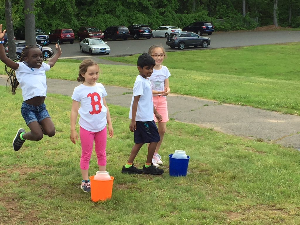 b59kmontReading's tweet photo. Ms. Strickland and Ms. Seaha’s second graders participating in The Leaky Cup on Buckley Field Day!@MPS_Buckley @mpspride https://t.co/5ZD2Coi3nP