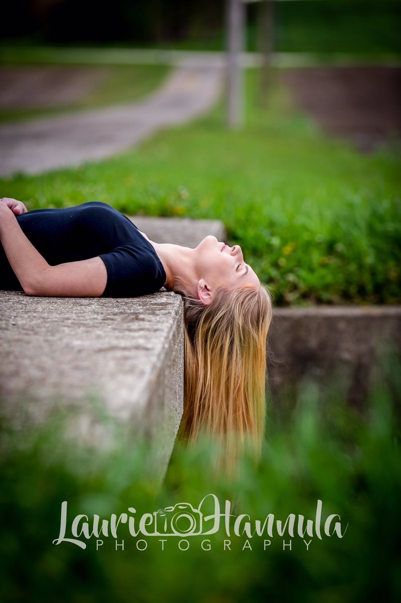 HannulaLaurie's tweet photo. When a SEN19R doesn’t mess around! #seniorpics https://t.co/UiAJA82exx