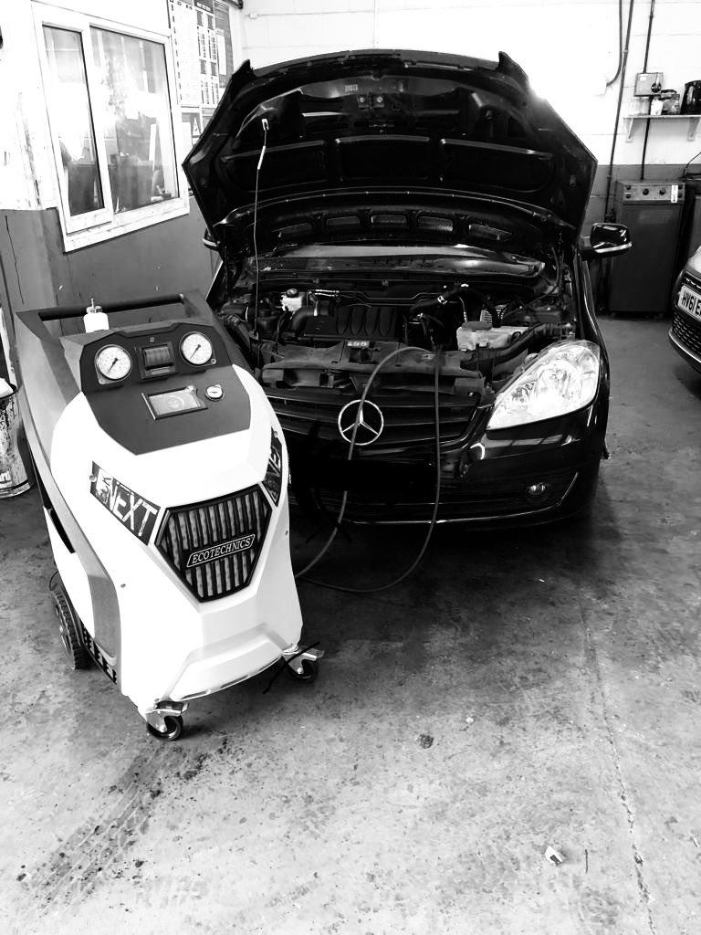 Thanks to Euros for our brand new Air Conditioning machine that’s turned up this week. Perfect for keeping all our lovely customers cool in this sunny weather! 😎 

When was the last time you had your Air Con re-gassed? 

parkersvehicleservices.com 
Arun Business Park Bognor Regis