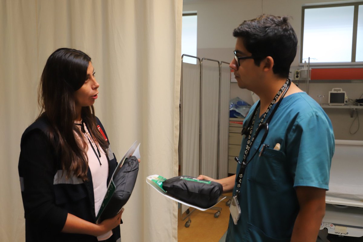 SaludSsrv's tweet photo. Equipo Seremi de Salud entrega mallas mosquiteras a Hospital Hanga Roa de #IslaDePascua. Éstas permiten que se generen barreras para que personas afectadas por #Dengue no propaguen la enfermedad. Las medidas implementadas ya están generando positivos efectos.  #ChileEnMarcha https://t.co/HjuSChjP3j