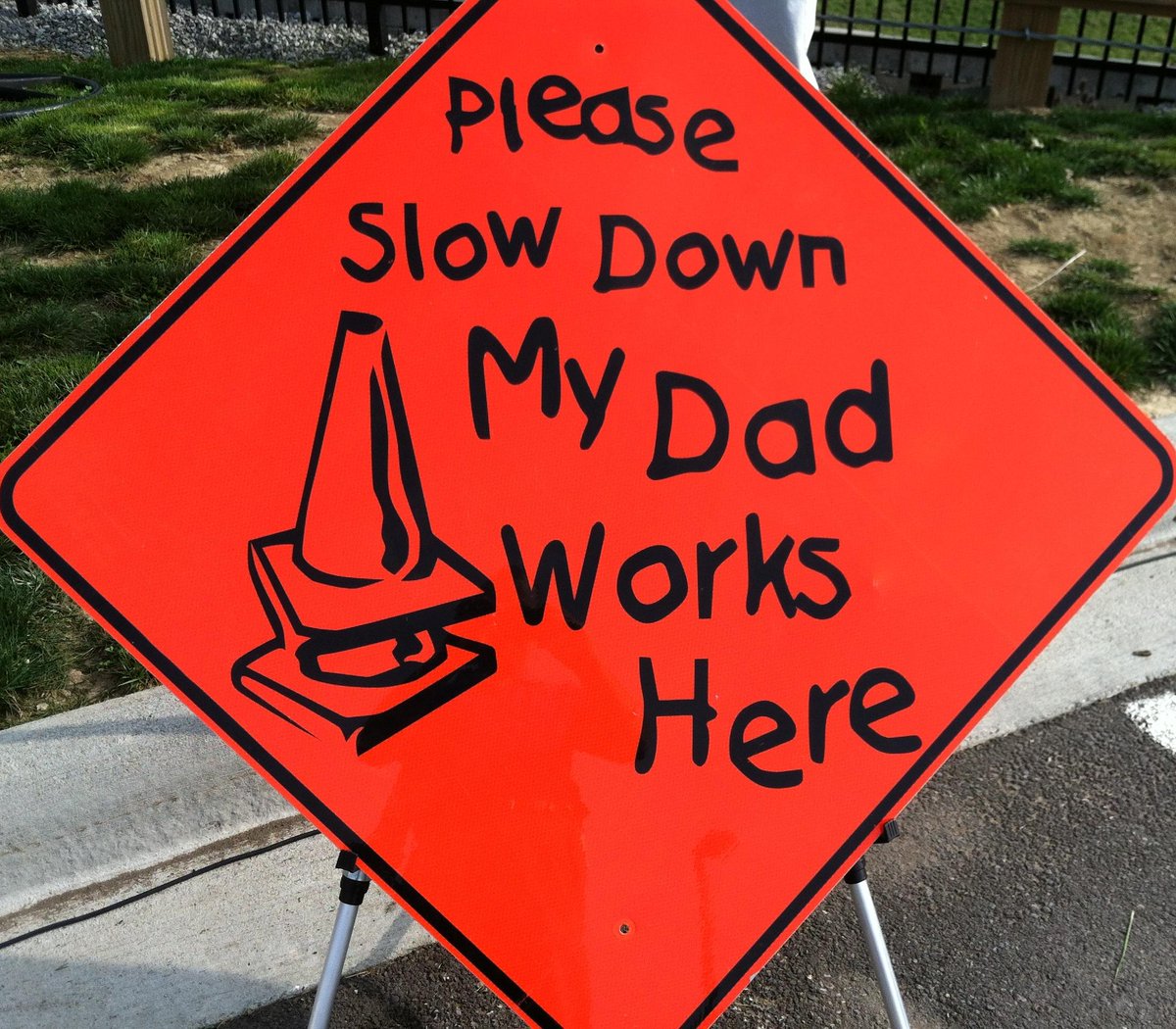 SkillSignal's tweet photo. The @AGCofA publishes a critical study about Highway Work Zone Safety: 67% of surveyed highway contractors reported motor vehicles crashing into their construction workzones during the past year!! 
https://t.co/xXrbCsFnof
ALWAYS SLOW DOWN IN HIGHWAY WORK ZONES! #SafetyFirst https://t.co/QgkjKTEy7n