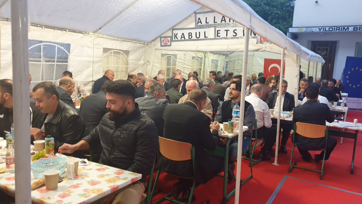 BIG_Partei_DE's tweet photo. Gemeinsames Fastenbrechen in der Yildirim Beyazit Moschee in Duisburg.

Wähle am Sonntag die BIG Partei in das EU-Parlament - Listenplatz 22! https://t.co/EWBf94LUlt