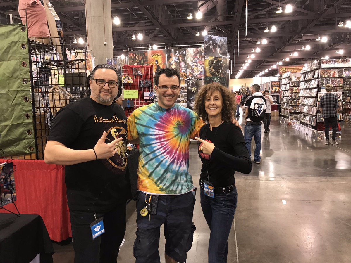 EntityEyeEnt's tweet image. Another satisfied customer! #vampire #comicbooks #phoenixfanfusion2019